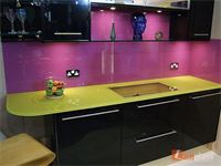 Kính ốp bếp màu hồng