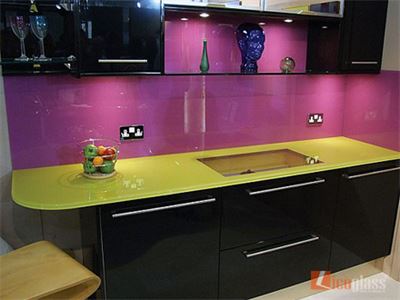 Kính ốp bếp màu hồng