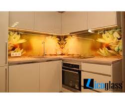 Kính màu ốp bếp hoa văn màu vàng nổi bật